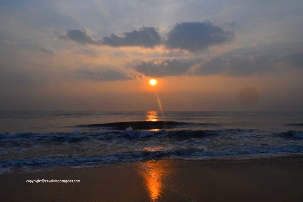 Sunrise at a beach : Things to do in Mahabalipuram