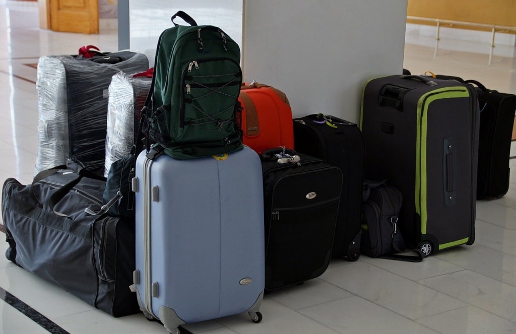 12 Tricks & Tips on How to Travel With Hand Luggage Only
